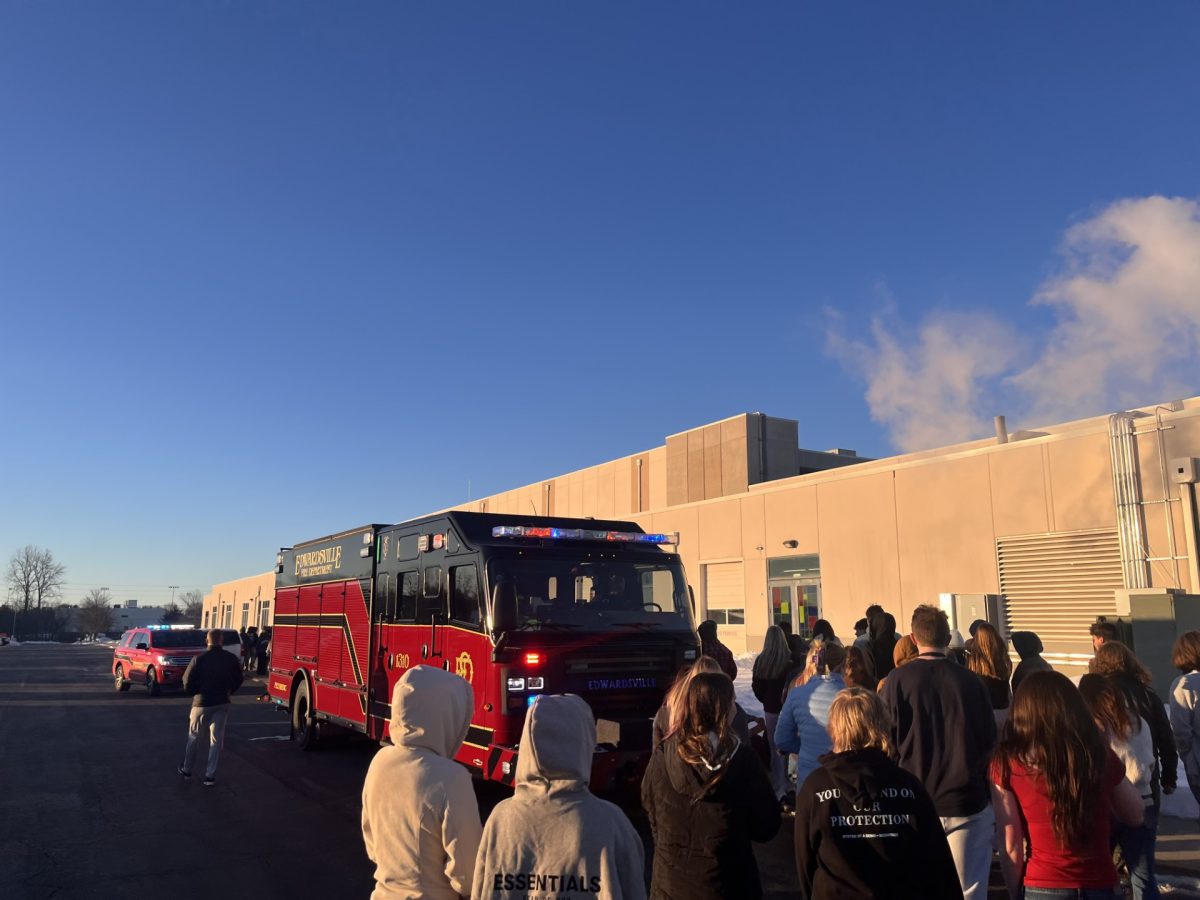 EHS students move back into the building after the fire alarm went off on Monday